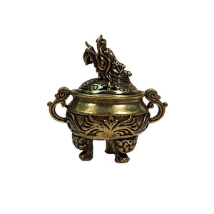 Détail d'un brûleur d'encens en laiton avec couvercle dragon et relief de phénix