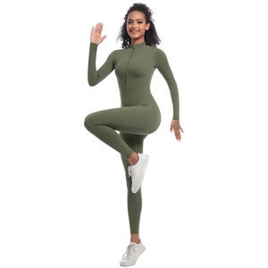 Détail du body de yoga à manches longues vert foncé avec fermeture éclair et tissu extensible