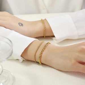 Nahaufnahme von vergoldeten Edelstahl-Kordelarmbändern in verschiedenen Stärken