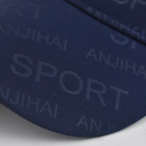 Dettaglio del tessuto traspirante blu navy con stampe grafiche SPORT e ANJIHAI