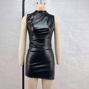 Détail de la taille froncée sur la robe moulante noire en similicuir à col haut