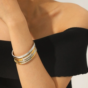 Bracciale moderno in acciaio inossidabile con conchiglia bianca e motivo greco