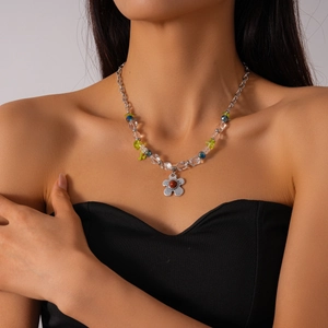 Détail du collier à pendentif fleur et perles de verre colorées sur un mannequin