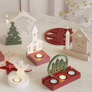 Detailansicht der Silikonformen für Weihnachts-Kerzenhalter mit Haus- und Engel-Motiven