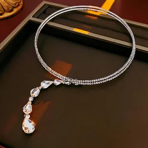 Collier ras de cou argenté élégant avec pendentifs gouttes en zircon et strass brillants