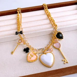 Vista macro di ciondoli a cuore vintage e catene dorate su una collana a tre strati