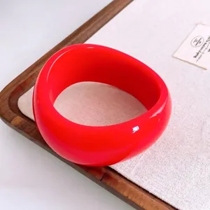 Polierter klobiger roter Acryl-Armreif für Damen in modernem minimalistischem Runddesign
