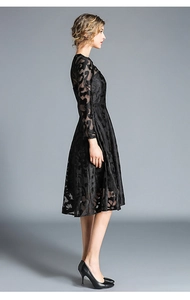 Vue latérale d'une robe mi-longue en dentelle noire à manches longues et motifs floraux