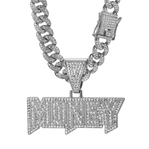 Nahaufnahme der silbernen Hip-Hop-Cuban-Kette mit glitzerndem MONEY-Buchstabenanhänger