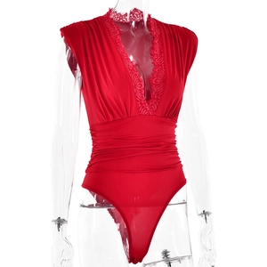 Dettaglio body rosso senza maniche con scollo a V in pizzo e vita arricciata molto elegante