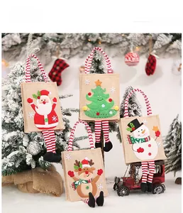 Dettaglio di confezione da 4 sacchetti regalo in iuta con disegni 3D di Babbo Natale