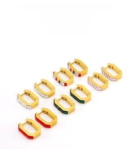 Détails de cinq boucles d'oreilles géométriques dorées avec zircons de couleurs