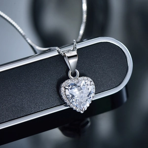 Elegante collana in argento sterling S925 con pendente a cuore in zirconia scintillante