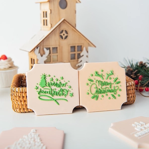 Weihnachts-Fondantformen mit Rentier- und Baummustern für festliche Keksdekorationen beim Backen