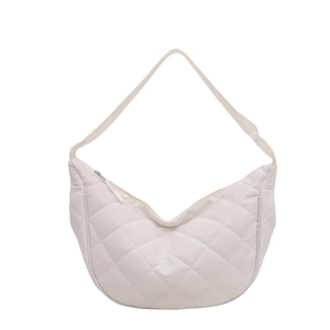 Sac croissant blanc matelassé en nylon souple avec bandoulière au style minimaliste
