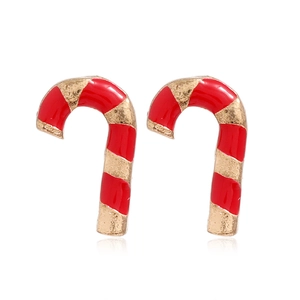 Détail de boucles d'oreilles canne de Noël avec émail rouge et texture dorée brillante