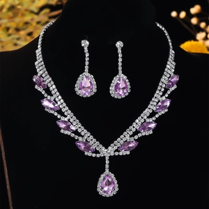 Luxuriöses lila Kristall Brautschmuck Set mit Halskette und Tropfenohrringen Dekor