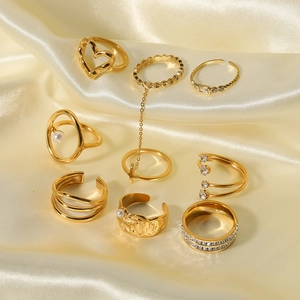 Huit bagues dorées sur soie avec cœurs, perles et zircons, ensemble pour femme
