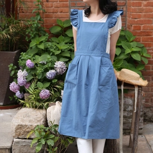 Tablier bleu à volants en coton et lin avec poches dans un jardin pour femmes