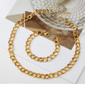 Dettaglio del set di collana e bracciale a doppia maglia placcato in oro 18 carati