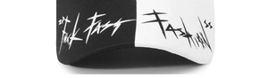 Macro della visiera del cappellino bicolore con dettaglio di stampa graffiti urban