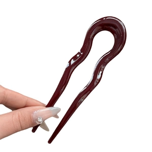 Épingle à cheveux élégante en acrylique rouge foncé en forme de U avec design ondulé