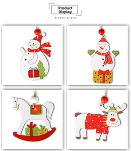 Detailansicht von vier festlichen Holz-Weihnachtsanhängern mit Schneemännern und Rentier