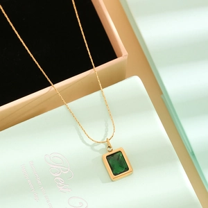 Collier Minimaliste Avec Pendentif En Pierre Gemme Verte Rectangulaire En Acier Inoxydable Plaqué Or 18K Chaîne À Chevrons Pour Femmes