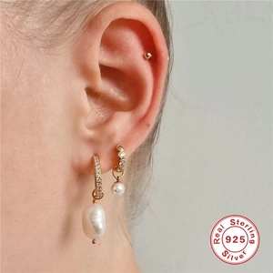 Nahaufnahme von 925 Sterling Silber Ohrringen mit Perlen und Kristallen an Model