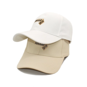 Minimalistische Baseballkappen in Weiß und Beige mit Xinous gna Stickerei für Damen