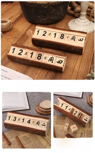 Vue détaillée du calendrier perpétuel en bois naturel avec socle en écorce et blocs