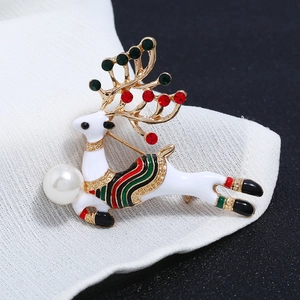Broche renne de Noël en émail blanc avec bois dorés et détail d'une grande perle