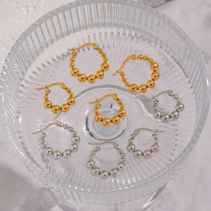 Créoles minimalistes en acier inoxydable avec perles en finitions dorée et argentée