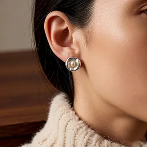 Pendientes vintage franceses de forma irregular con una perla central brillante