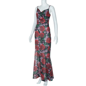 Détail d'une robe longue noire à imprimé roses rouges sur un mannequin blanc