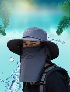 Détail du chapeau de soleil gris foncé avec protection faciale et cache-cou respirant