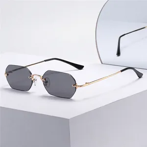 Gafas de sol octogonales sin montura negras con patillas de metal dorado elegantes