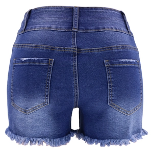 Gros plan de la vue arrière montrant l'ourlet effiloché et les poches du short en jean