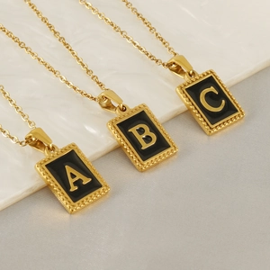 Collier Pendentif Lettre Carrée Acier Inoxydable Plaqué Or 18K Émail Noir Initiales Bijoux Minimalistes