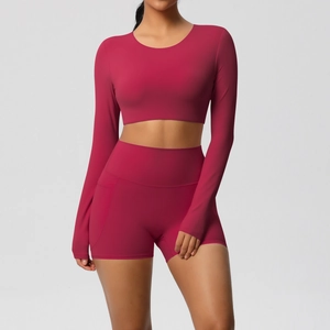 Detailopname van bordeauxrode yogaset met high-waist short en handige zijzak voor fitness