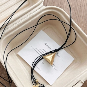 Collana minimalista con doppio pendente a triangolo dorato e cordino in cuoio nero