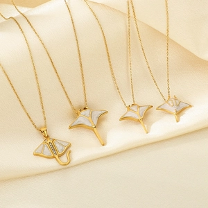 Manta-Rochen-Halsketten in Gold mit weißer Emaille und Zirkon auf Seidenhintergrund