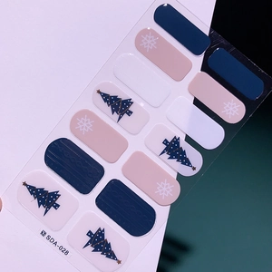 Détail des stickers ongles Noël SDA-028 avec sapins bleu marine et motifs de flocons