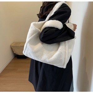 Gros plan sur le sac fourre-tout blanc en fausse fourrure douce avec grande capacité