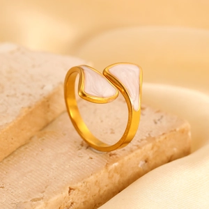 Macro-opname van 18K vergulde open ring met wit marmeren textuur in bladvorm design