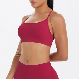 Vue latérale détaillée du soutien-gorge de sport rouge foncé à bretelles croisées et legging