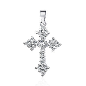 Dettaglio di un ciondolo a croce in argento con zirconi scintillanti a micro-pavé