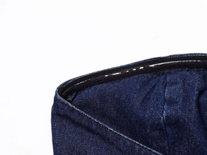 Détail des bandes de silicone antidérapantes et des coutures sur le bustier en jean