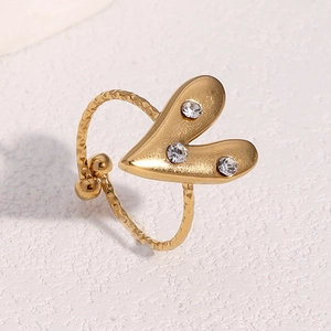 Bague cœur en acier titane plaqué or 18K avec strass et texture martelée