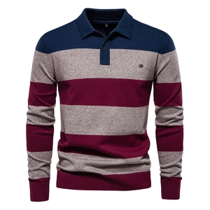 Detailaufnahme des Herren-Polo-Strickpullovers mit dunkelblauen und weinroten Streifen